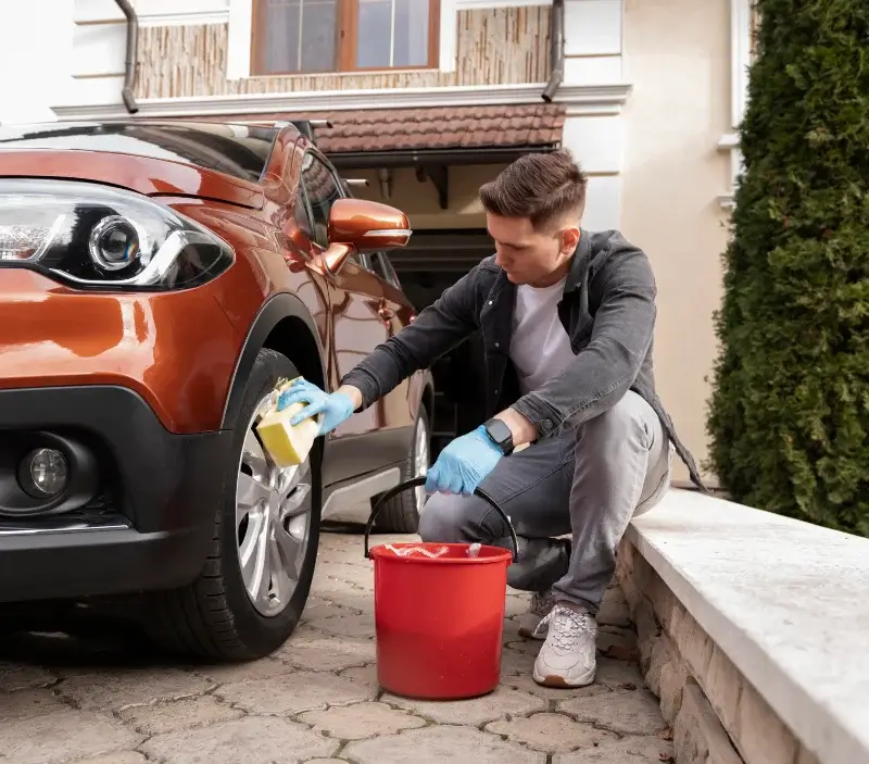 Lavage auto à domicile Cuges-les-Pins : professionnel intervenant sur un véhicule
